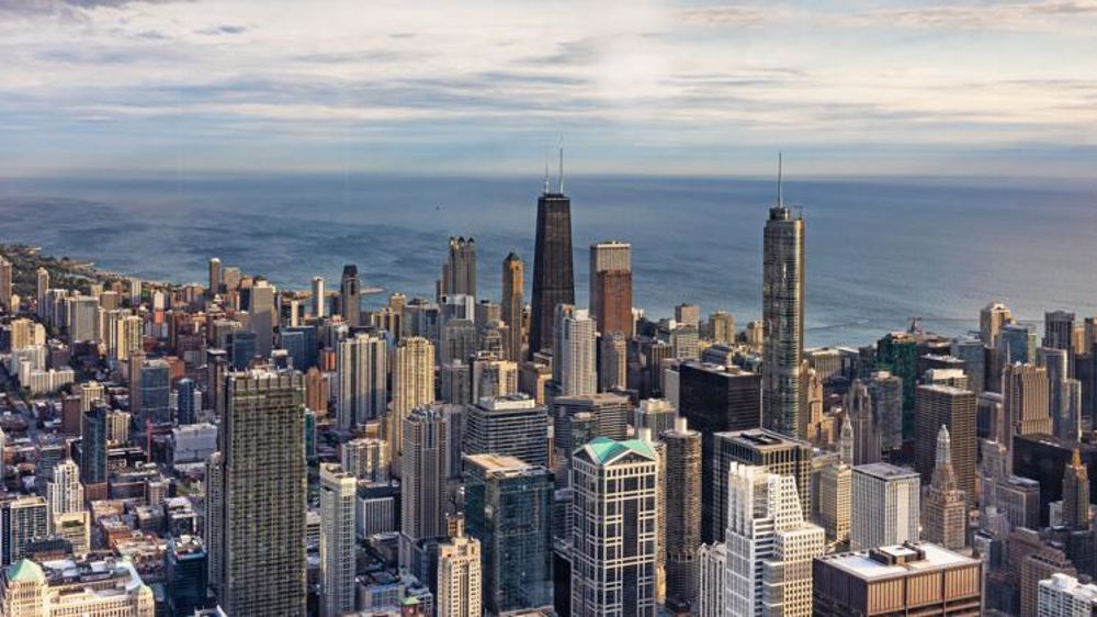 Les gratte-ciel de Chicago, ville minérale, se mirent dans le lac Michigan. © Jean-Paul Frétillet